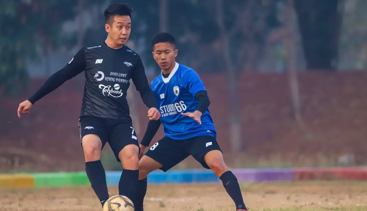 Pemain berebut bola saat laga Liga Ayo Jakarta 2019. (Liga Ayo)