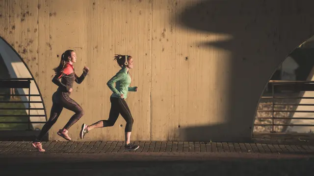 sportswomen-running-sunset