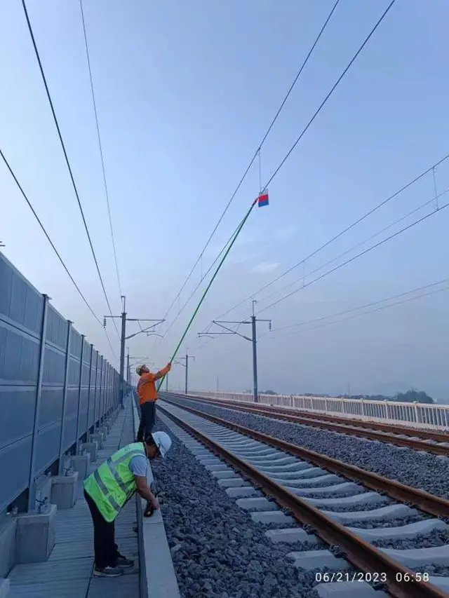 Benda asing pada pantograf Kereta Cepat Jakarta Bandung (KCJB). (Dok: KCIC)