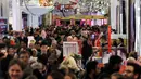 Keramaian pengunjung selama perayaan Black Friday di Macy Herald Square, Manhattan, New York, Kamis (24/11). Black Friday adalah tradisi hari belanja terbesar tahunan di Amerika yang berlangsung sehari setelah hari Thanksgiving. (REUTERS/Andrew Kelly)