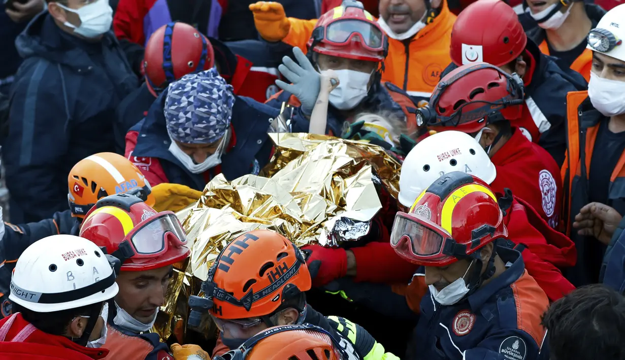 Tim penyelamatan membawa Elif Perincek, 3, setelah diselamatkan dari puing-puing bangunan di Izmir, Turki, Senin (2/11/2020). Elif Perincek yang berada di bawah reruntuhan selama 65 jam berhasil diselamatkan setelah gempa dahsyat mengguncang Laut Aegea. (Istanbul Fire Authority via AP)