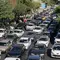 Macet, antrean kendaraan mencoba keluar dari Ibu Kota Iran, Teheran pada Senin (16/6/2025) akibat gempuran Israel sejak Jumat (13/5/2025). (AFP)