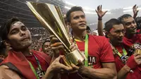 Bek Persija Jakarta, Rezaldi Hehanussa, mengangkat piala bersama rekan-rekannya usai mengalahkan Mitra Kukar pada laga Liga 1 di SUGBK, Jakarta, Minggu (9/12). Persija menang 2-1 atas Mitra. (Bola.com/Vitalis Yogi Trisna)