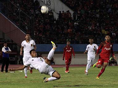 Pemain PPSM Magelang, Imam Sahid melakukan salto saat bertanding melawan Persis Solo pada laga perdana grup C Piala Kemerdekaan di Solo, Jateng, Sabtu (15/8/2015). Persis takluk 2-3 dari PPSM. (Bola.com/Vincensius Sarwono)