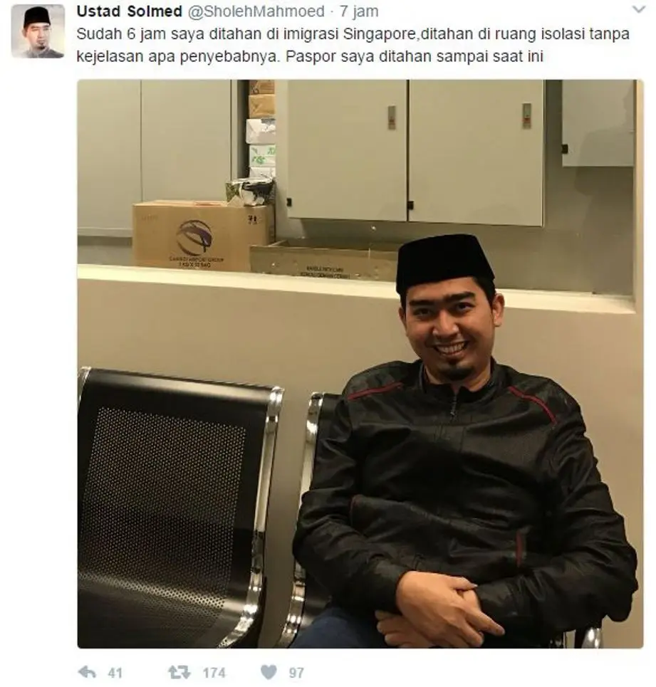 Ustaz Solmed saat ditahan di Bandara Changi, Singapura. (twitter)