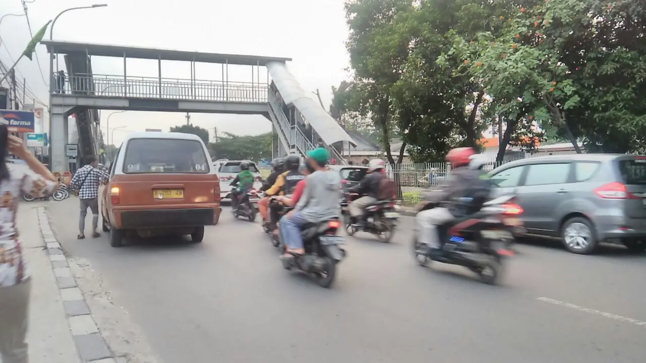 Banyaknya angkot nakal menunggu penumpang kereta di Stasiun Lenteng Agung menambah kemacetan di Jalan Raya Lenteng Agung Timur. (Liputan6.com/Rochmanuddin)