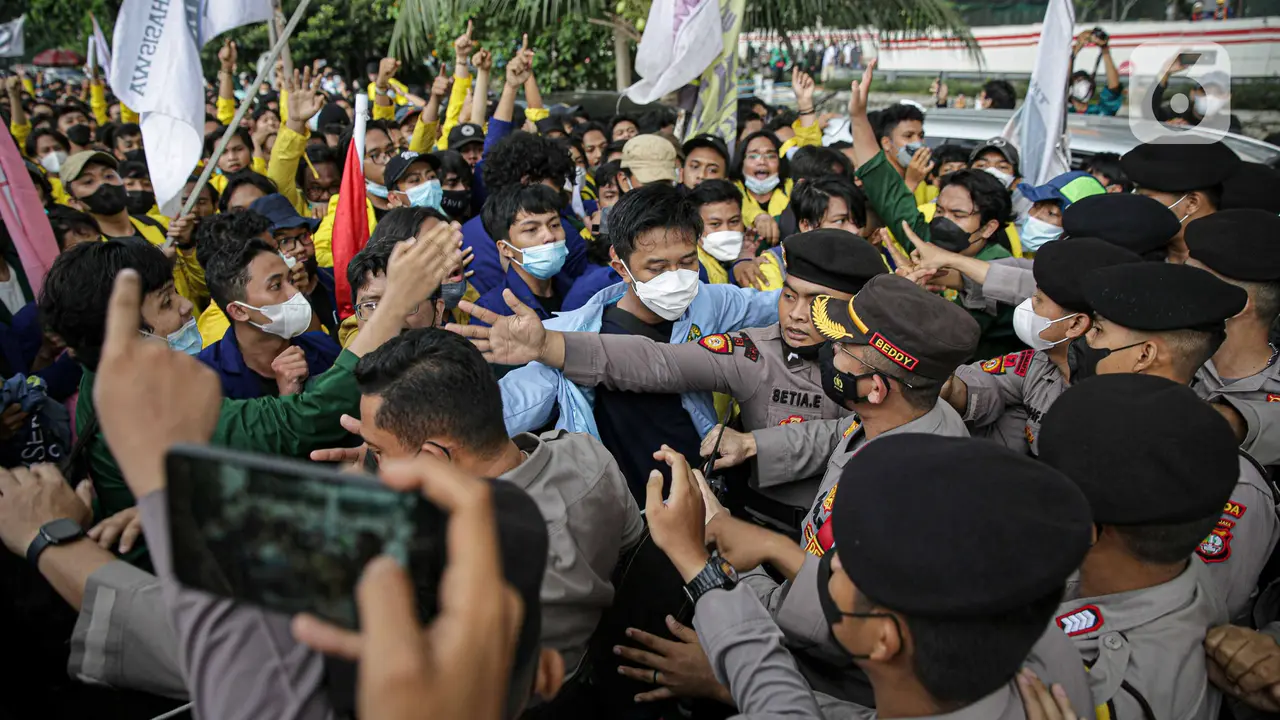 FOTO: Mahasiswa Saling Dorong dengan Polisi Saat Demo di KPK