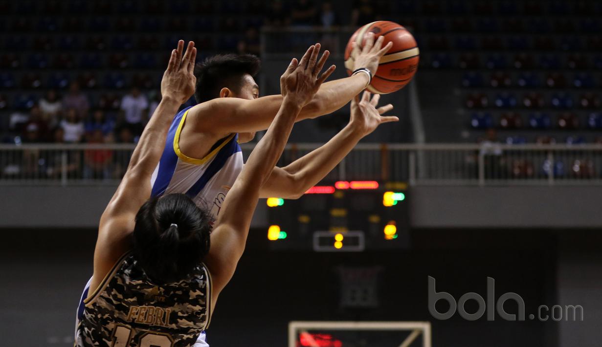 Pemain CLS Knights, Febri melakukan adangan terhadap pergerakan pemain Satria Muda pada laga semifinal IBL di Britama Arena, Kelapa Gading, Jakarta, Minggu (23/4/2017). Satria Muda menang 74-69. (Bola.com/Nicklas Hanoatubun)