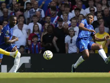 Pemain Crystal Palace, Eberechi Eze mencetak gol ke gawang Chelsea pada laga lanjutan Liga Inggris 2024/2025 yang berlangsung di Stamford Bridge, London, Inggris, Minggu (01/09/2024). (AP Photo/Frank Augstein)