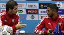 Pelatih timnas U-17 Uni Emirat Arab, Alberto Gonzalez (kiri) bersama pemain timnas U-17 Indonesia, Abdalla Ahmed saat memberi keterangan terkait kesiapannya menghadapi laga Kualifikasi Piala AFC U-17 2023 grup B, Kabupaten Bogor, Jawa Barat, Jumat (30/9/2022). Timnas U-17 I Uni Emirat Arab menyatakan kesiapannya dalam menghadapi babak Kualifikasi Piala AFC U-17 2023 grup B yang digelar di Stadion Pakansari, Bogor. (Liputan6.com/Helmi Fithriansyah)