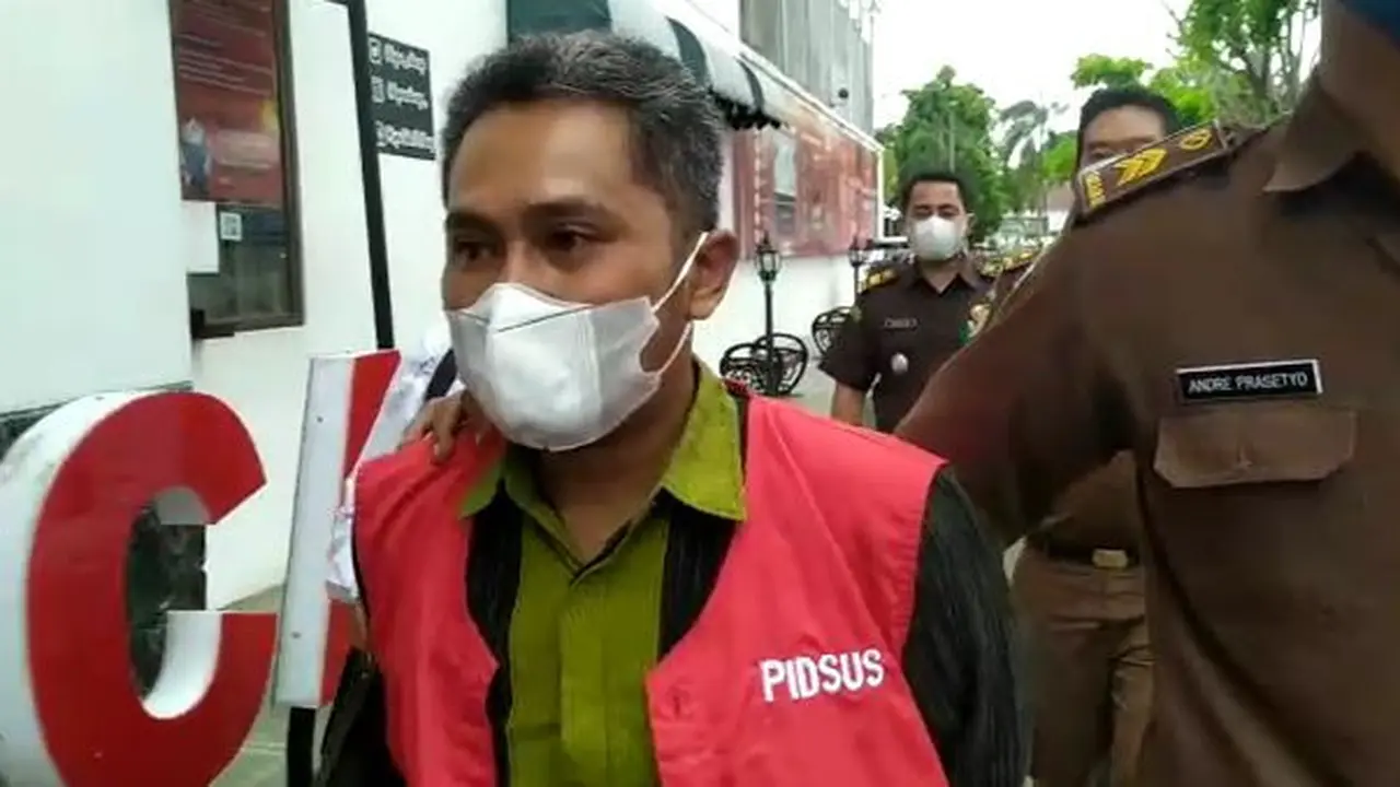 Tersangka korupsi APBDes Kesugihan Kidul, AM, di Kantor Kejari Cilacap. (Foto: Liputan6.com/Dok.Kejari Cilacap)