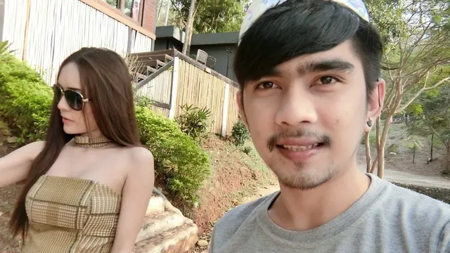 Materi Bukan Masalah, Sopir Taksi Ini Buat Model Seksi Pasrah