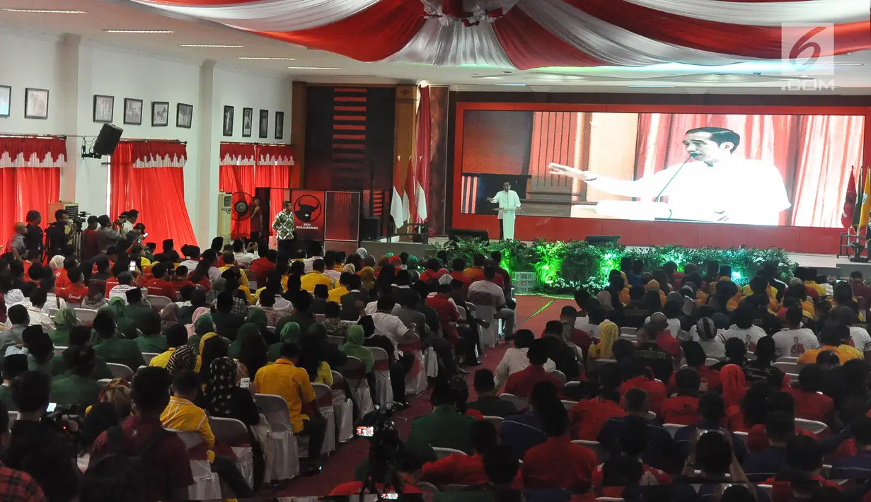 Calon presiden petahana, Joko Widodo memberikan sambutan saat menghadiri pelantikan dan konsolidasi tim kampanye daerah di Panti Marhaen, Kantor DPD PDIP Semarang, Sabtu (20/10). Jokowi melakukan kunjungan di Semarang selama dua hari (Liputan6.com/Gholib)