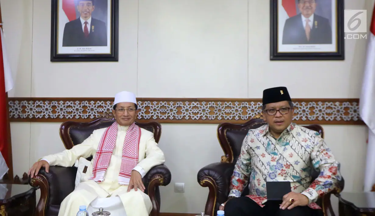 Suasana pertemuan Sekjen PDIP Hasto Kristiyanto (kanan) dengan Imam Besar Masjid Istiqlal Prof Nasaruddin Umar di Masjid Istiqlal, Jakarta, Rabu (11/4). Silaturahmi ini juga untuk menyampaikan gagasan PDIP mengenai keislaman. (Liputan6.com/Pool/Joan)