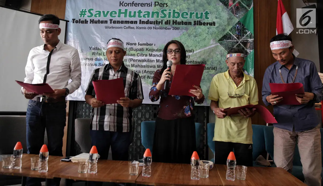 Pernyataan bersama menolak hutan tanaman industri (HTI) Pulau Siberut Mentawai di Jakarta, Kamis (9/11). Pulau Siberut kembali terancam HTI setelah PT. Biomass Andalan Energi kembali mendapatkan Surat Persetujuan Prinsip. (Liputan6.com/Faizal Fanani)