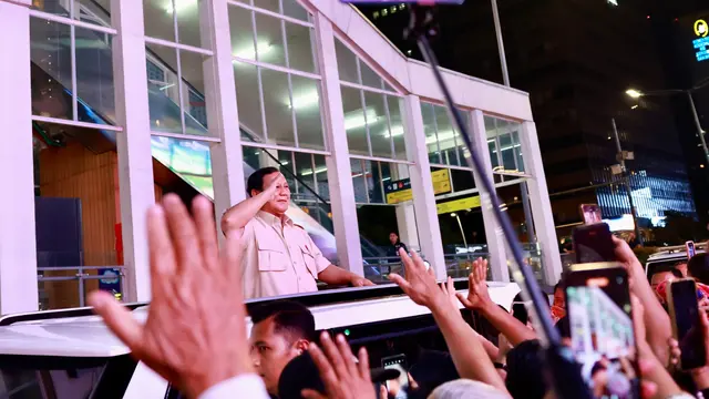 Presiden RI Prabowo Subianto merayakan momen pergantian tahun baru 2025 bersama masyarakat di Bundaran Hotel Indonesia (HI) Jakarta Pusat, pada Selasa 31 Desember 2024.