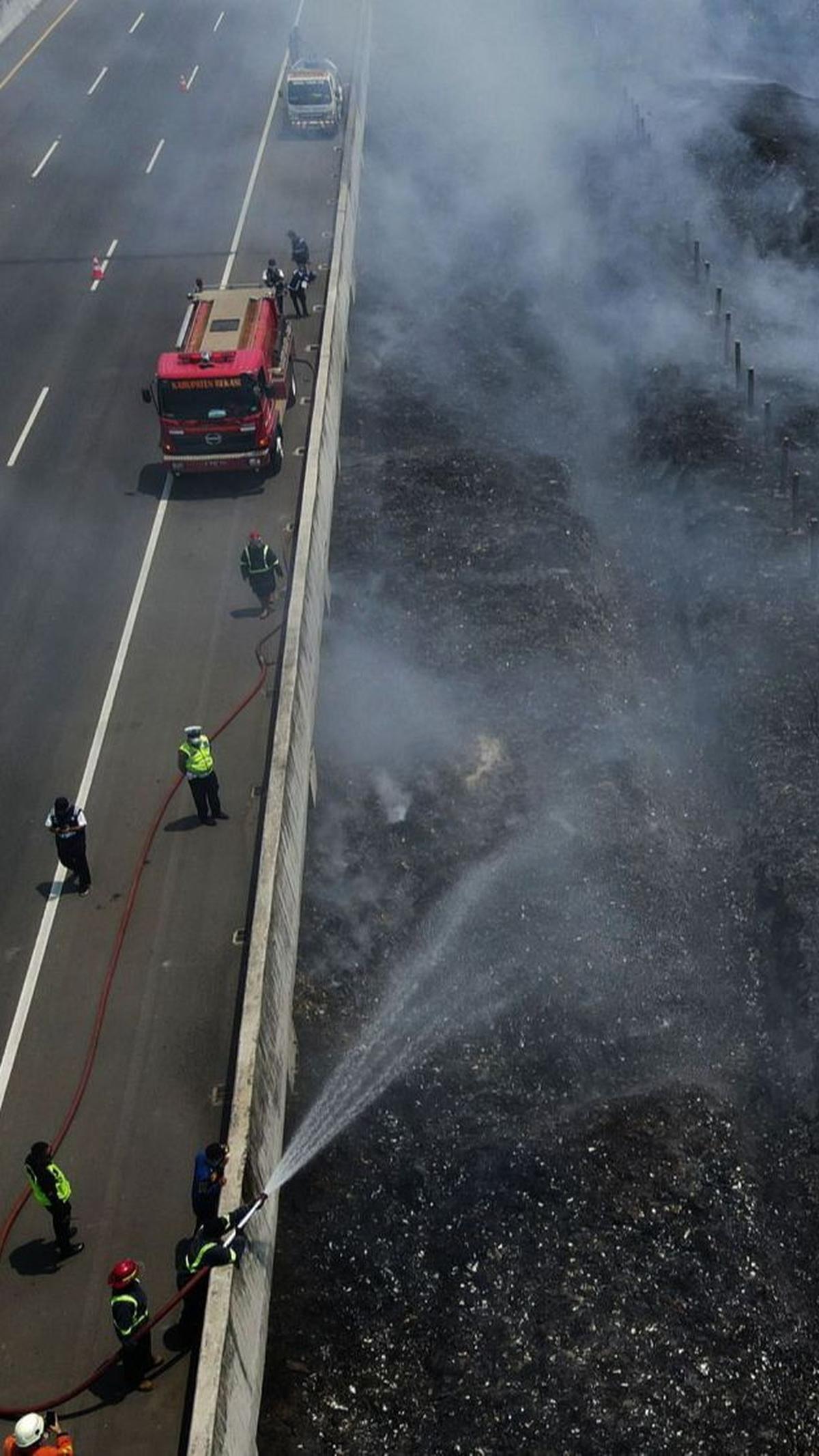 Saat ini proses pemadaman masih berlangsung dan sudah ada 17 unit mobil pemadam dikerahkan ke lokasi untuk memadamkan api secara bergantian selama tiga hari.<br>