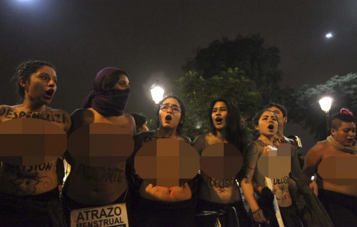 Puluhan wanita pro-aborsi nekat umbar payudara di jalanan Peru