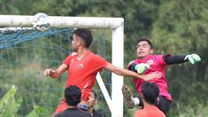 Pemain Persija Jakarta, William Pacheco (kiri), menyundul bola saat dihadang kiper Villa 2000 di Lapangan POR Pelita Jaya, Sawangan, Sabtu (23/4/2016). (Bola.com/Nicklas Hanoatubun)
