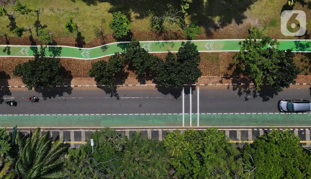 Foto udara suasana jalur sepeda Taman Semanggi, Jakarta, Rabu (12/10/2022). Gubernur DKI Jakarta Anies Baswedan menyatakan pembangunan fasilitas pejalan kaki dan jalur sepeda itu bertujuan untuk memberikan ruang interaksi dan oase baru bagi warga Ibu Kota dan sekitarnya. (Liputan6.com/Herman Zakharia)