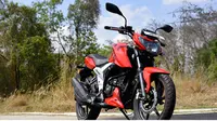 Beberapa waktu lalu, PT TVS Motor Company Indonesia, merilis empat produk barunya di ajang Jakarta Fair 2018. Selain skutik TVS Ntorq 125 dan TVS Classic 110 serta TVS Apache RR310, bagian dari TVS Motor India ini juga merilis TVS Apache RTR 160 4V.