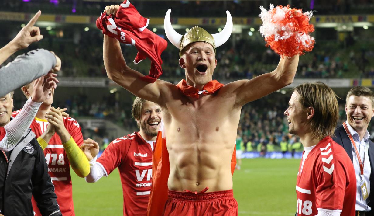 Pemain Denmark, Andreas Cornelius (tengah) merayakan keberhasilan timnya lolo ke Piala Dunia 2018 usai kalahkan Irlandia pada laga leg kedua kualifikasi Piala Dunia 2018 di Aviva Stadium, Dublin, (14/11/2017). Denmark menang 5-1. (AFP/Paul Faith)