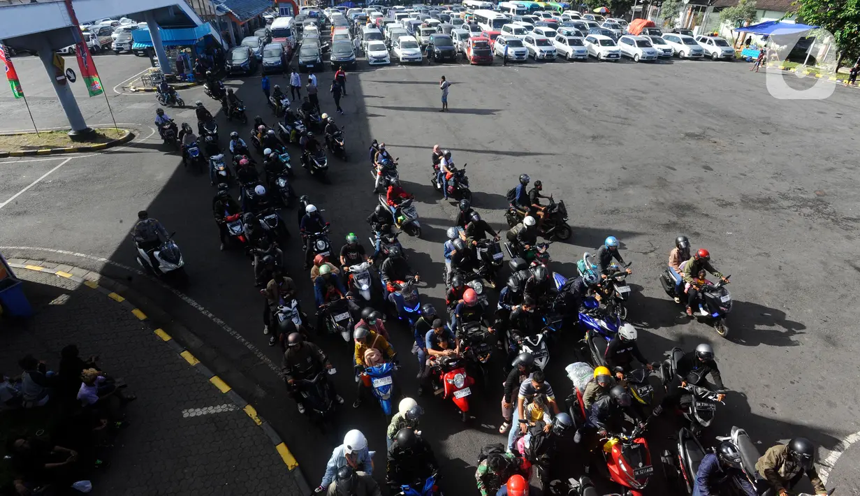 Tidak hanya pemudik yang menggunakan kendaraan roda empat atau mobil pribadi yang membludak, pemudik yang menggunakan sepeda motor juga mengalami hal serupa. (merdeka.com/Arie Basuki)