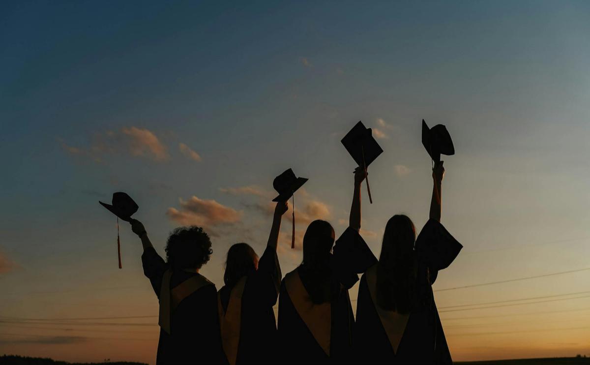 Ilustrasi wisuda, kelulusan, lulus