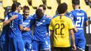 Pemain Hoffenheim merayakan gol yang dicetak oleh Andrej Kramaric ke gawang Borussia Dortmund pada laga Bundesliga di Stadion Signal-Iduna-Park, Sabtu (27/6/2020). Dortmund takluk 4-0 dari Hoffenheim. (AP/Bernd Thissen)
