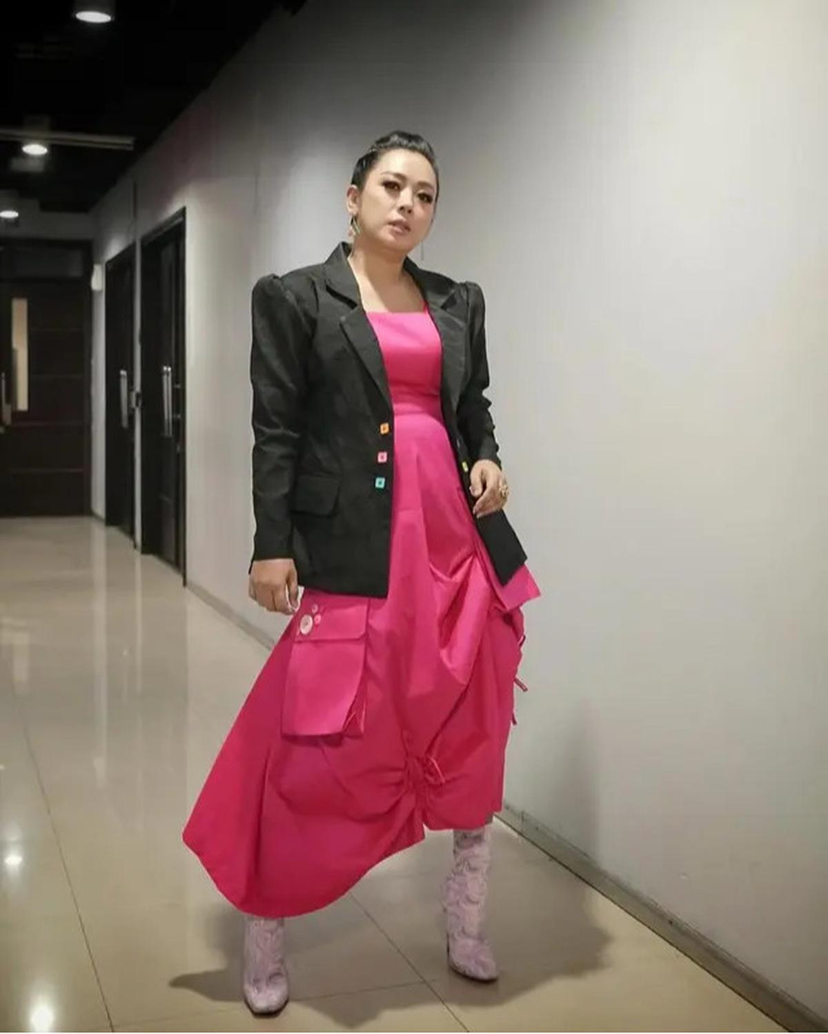 8 Inspirasi Blazer ala Soimah, Tampil Powerful dan Artistik