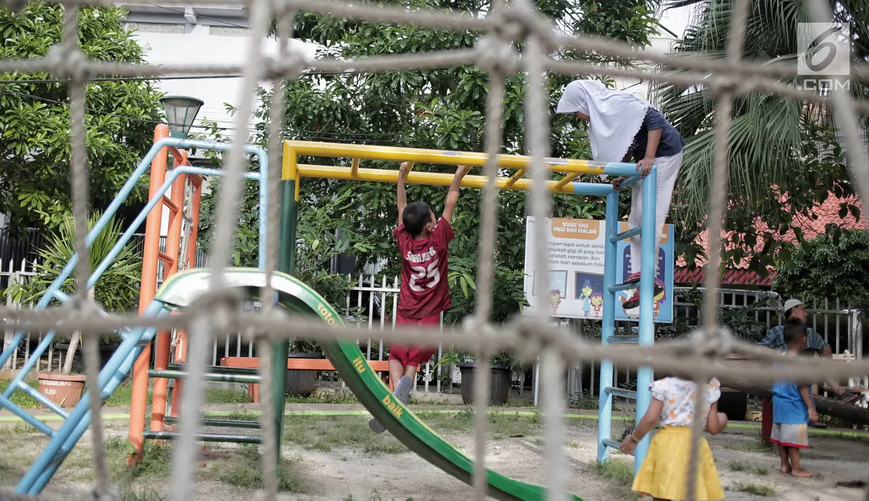 Anak-anak bermain di RPTRA Taman Kenanga, Jakarta, Selasa (28/9). Di mana taman tersebut akan dibangun di Jakarta Utara, Barat dan Pusat. Di mana empat RPTRA di Jakpus, lima di Jakut, dan dua di Jakarta Barat. (Liputan6.com/Faizal Fanani)