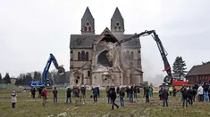 Suasana pembokaran Gereja St. Lambertus yang terletak di Desa Immerath, Jerman (8/1). Pembongkaran dilakukan untuk perluasan pertambangan batubara, penghasil energi listrik. (AFP Photo/Henning Kaiser)
