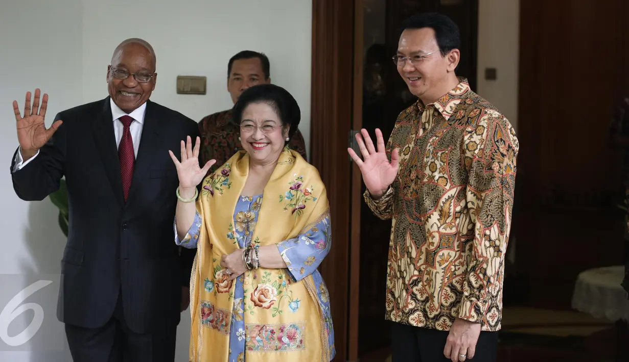 Presiden RI ke lima Megawati Soekarnoputri (tengah), Presiden Afrika Selatan Jacob Zuma (kiri), Cagub DKI Jakarta Basuki T Purnama menyapa awak media di kediamaan Megawati, Jakarta, Rabu (8/3). (Liputan6.com/Faizal Fanani)