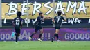 <p>Pemain Dewa United, Alex Martins Ferreira (tengah) melakukan selebrasi setelah mencetak gol ke gawang Arema FC pada laga pekan pertama BRI Liga 1 2023/2024 antara Dewa United melawan Arema FC di Stadion Indomilk, Tangerang, Minggu (02/07/2023). (Bola.com/Bagaskara Lazuardi)</p>