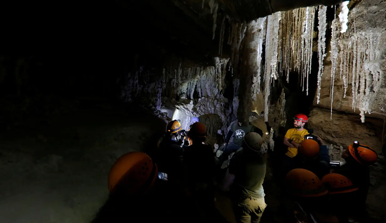 Awak media mengikuti tur dalam Gua Malham di Gunung Sodom, Israel, Rabu (27/3). Gua Malham diklaim sebagai gua garam terpanjang di dunia mengalahkan Gua Namakdan di Iran. (REUTERS/Nir Elias)