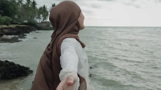 Gaya Dinda Hauw Rayakan Ulang Tahun ke-29 di Pinggir Pantai, Anggun dengan Outfit Bernuansa Ivory