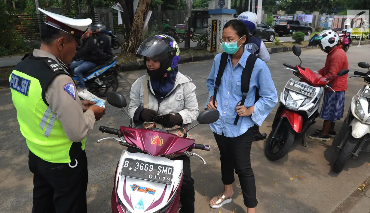 Sejumlah pengendara motor terjaring Operasi Zebra Jaya 2018 di kawasan Cinere, Depok, Selasa (30/20). Razia ini sendiri, salah satunya untuk mengincar pengendara yang tidak melengkapi surat-surat kendaraan, seperti STNK atau SIM. (Merdeka.com/Arie Basuki)