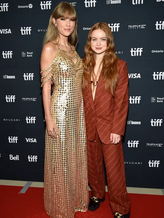 <p>Taylor Swift (kiri) bersama Sadie Sink saat menghadiri Toronto International Film Festival (TIFF) di Toronto, Kanada, 9 September 2022. Sadie Sink mengenakan Stella McCartney. (Photo by Evan Agostini/Invision/AP)</p>