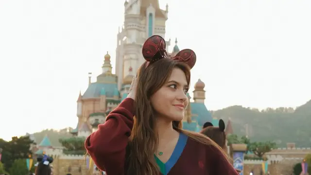 Gaya Playful Ranty Maria dan Marsha Aruan Saat Liburan ke Disneyland Hong Kong