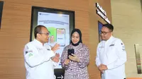 Direktur Operasi PT Bank Muamalat Indonesia Tbk Wahyu Avianto (kiri) menjelaskan pendaftaran haji melalui Muamalat Digital Islamic Network (DIN) kepada nasabah. (Dok Muamalat)