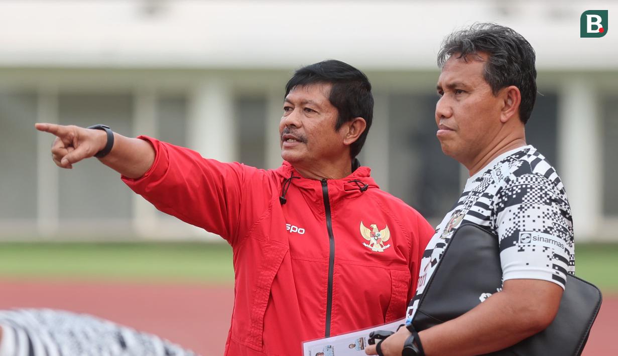 <p>Pelatih kepala Timnas Indonesia U-19, Indra Sjafri (kiri) didampingi asisten pelatih, Bima Sakti saat memimpin latihan skuad Timnas Indonesia U-19 di Stadion Madya, Senayan, Jakarta, Senin (1/7/2024) sebagai persiapan menghadapi ajang Piala AFF U-19 2024 yang akan berlangsung pada 17 hingga 29 Juli 2024. (Bola.com/M Iqbal Ichsan)</p>