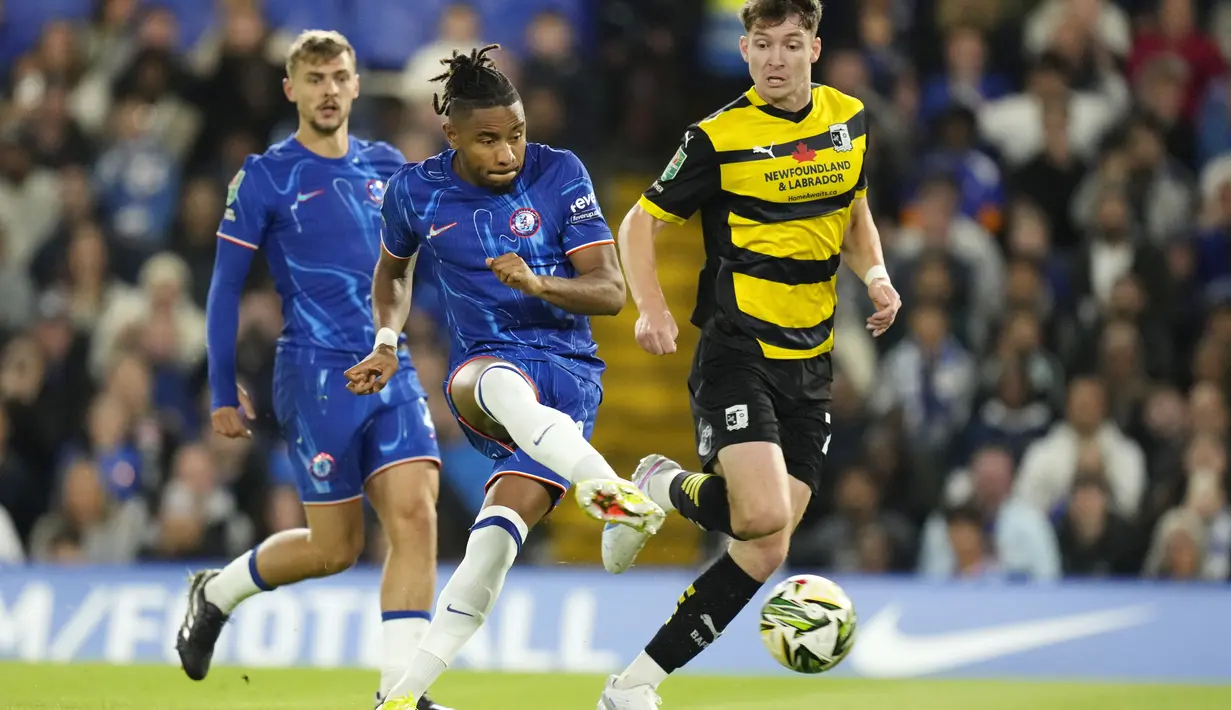 Chelsea menang lima gol tanpa balasa. Christopher Nkunku memborong tiga gol alias hattrick. Dua gol lainnya lahir berkat bunuh diri Paul Farman dan aksi Pedro Neto. (AP Photo/Kirsty Wigglesworth)