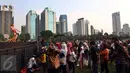Artis Lilis Bintang Pantura menghibur Penonton  yang menyaksikan Pagelaran musik dangdut marawis Betawi di ex Driving Golf Gelora Bung Karno, Senayan, Jakarta, Sabtu (15/4). (Liputan6.com/Johan Tallo)