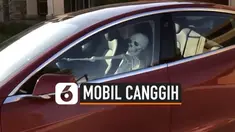 Sebuah mobil melaju dengan 'dikendarai' kerangka manusia di Philadelphia Amerika Serikat. Mobil bisa bergerak dan parkir sendiri berkat kecanggihan perangkat lunak yang tertanam di dalamnya.