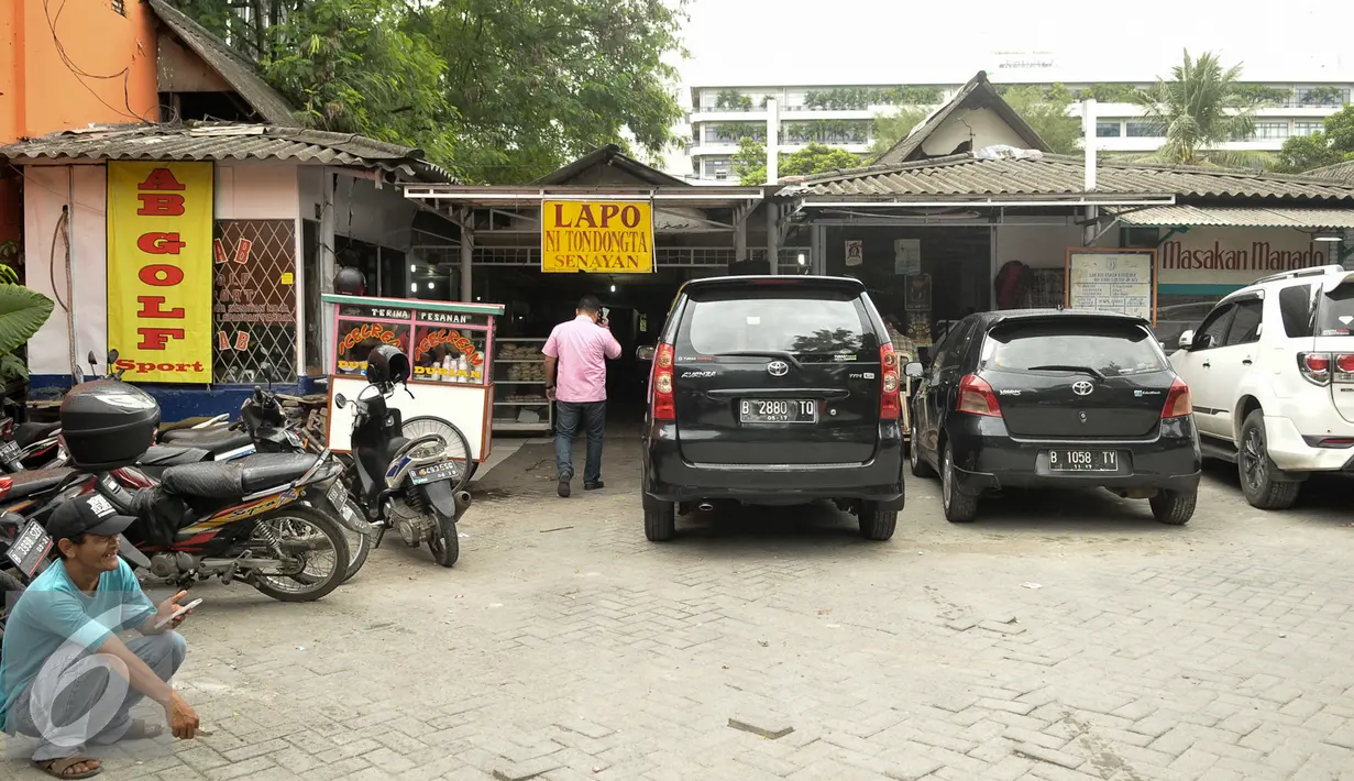Suasana tempat parkir lapo kawasan kuliner khas daerah, Senayan, Jakarta, Rabu (18/1). Pusat PPKGBK akan menutup lapo di kawasan senayan terkait pembangunan fasilitas penunjang kegiatan Asian Games 2018 mendatang. (Liputan6.com/Yoppy Renato)