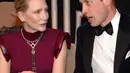 Di acara tersebut, Pangeran William tampak akrab mengobrol dengan beberapa artis Hollywood, seperti David Beckham dan Cate Blanchett. [Foto: Instagram/elleturkiye]