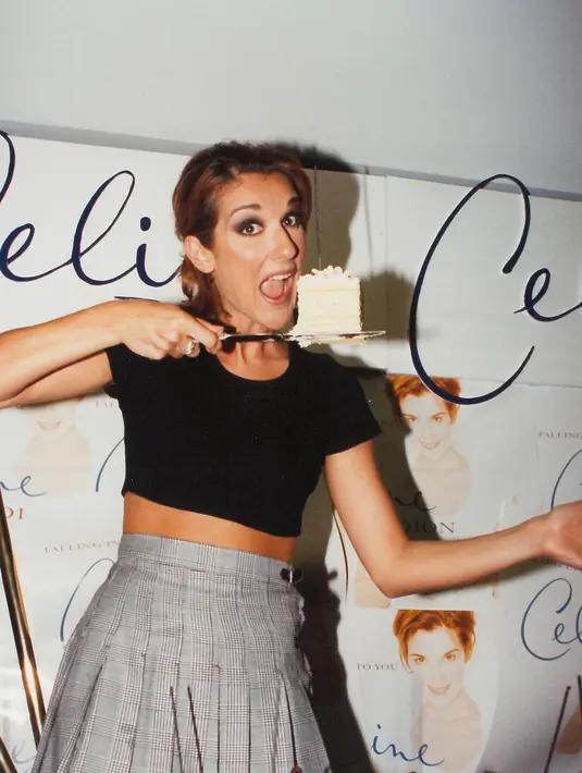 Celine Dion perlihatkan bentuk tubuh idealnya dengan kenakan crop top dan rok ruffle [@celinedion]