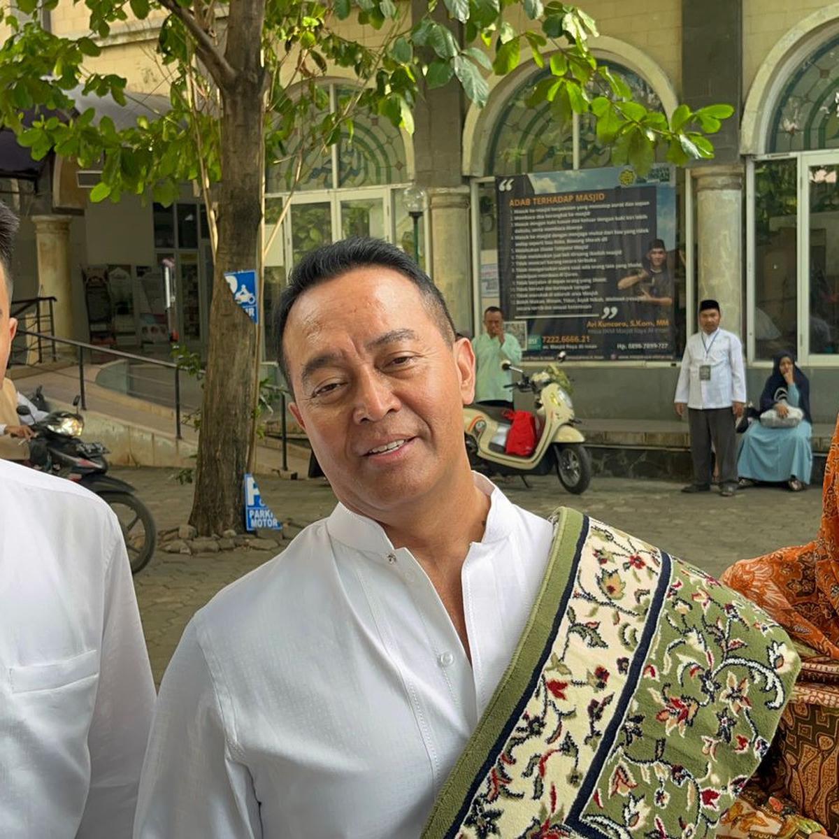 Mantan Panglima TNI Jenderal (Purn) Andika Perkasa menunaikan salat id di bilangan Senayan, Jakarta. Andika datang bersama istri dan anaknya (Istimewa)