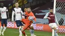 Kiper Tottenham Hotspur, Hugo Lloris (tengah) mementahkan serangan pemain Aston Villa dalam laga lanjutan Liga Inggris 2020/2021 pekan ke-29 di Villa Park, Minggu (21/3/2021). Tottenham menang 2-0 atas Aston Villa. (AP/Rui Vieira/Pool)