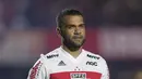 Ekspresi Dani Alves  saat diperkenalkan sebagai bek baru Sao Paulo di stadion Morumbi, Brasil (6/8/2019). Mantan pemain Barcelona dan Juventus berusia 36 tahun ini dikontrak selama tiga musim, atau hingga 2022. (AP Photo/Andre Penner)